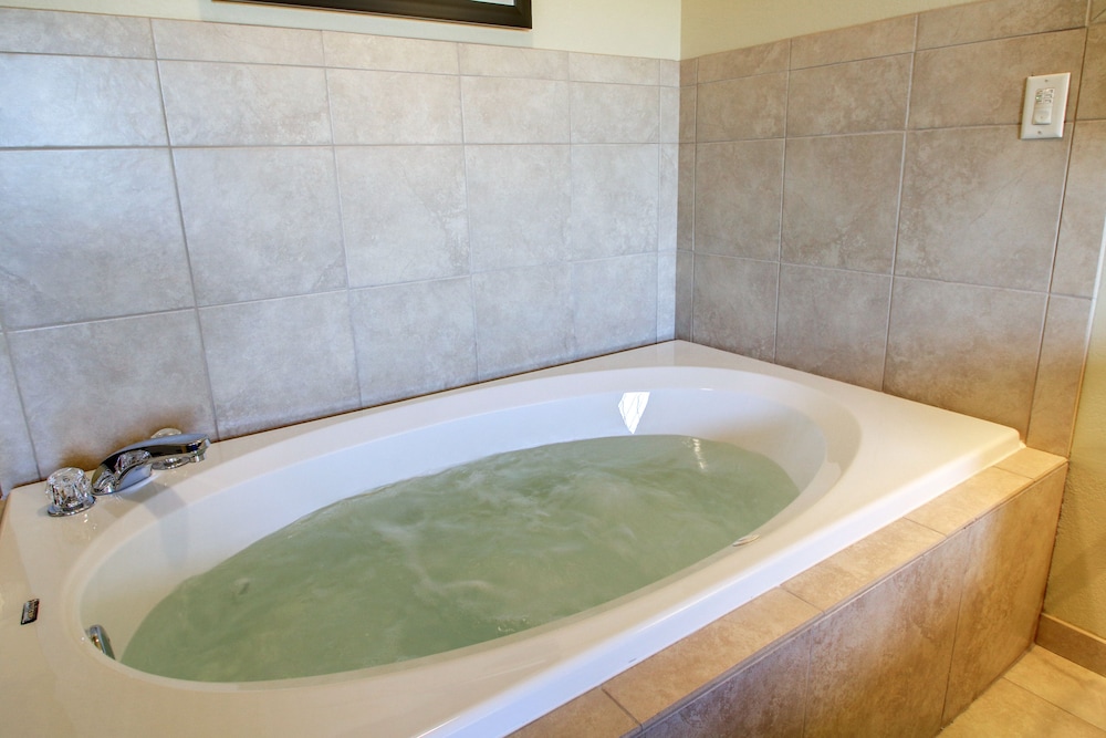 King Whirlpool Suite Non-Smoking photo 3