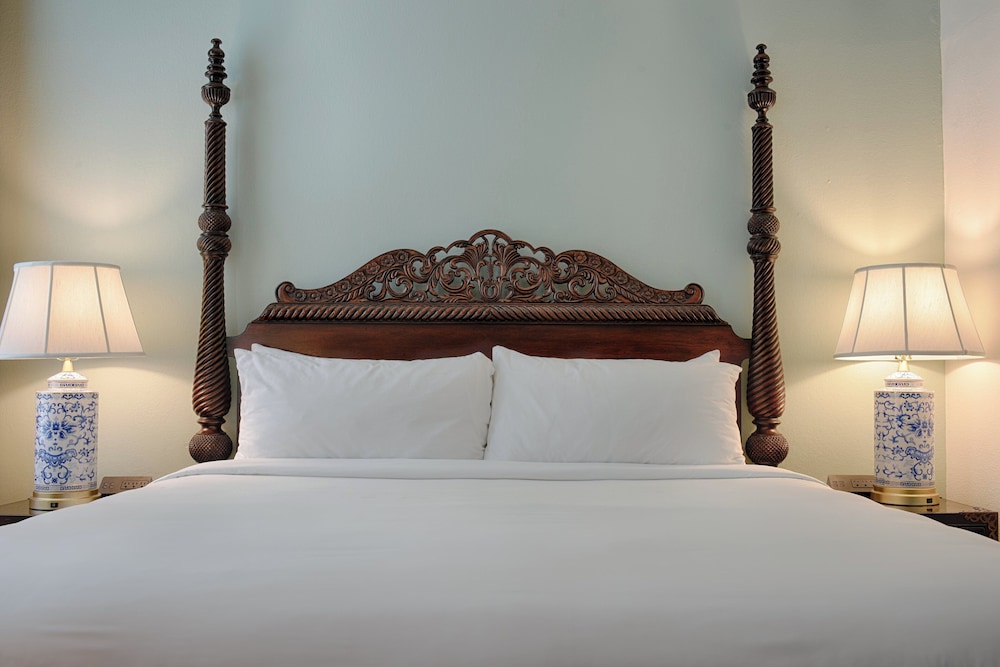 Suite, 1 King Bed - Photo 2