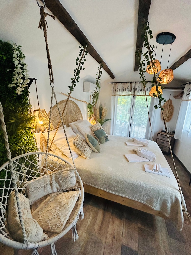 Standard Double Room, 1 Queen Bed, Non Smoking (Chambre Suspendue) photo 3