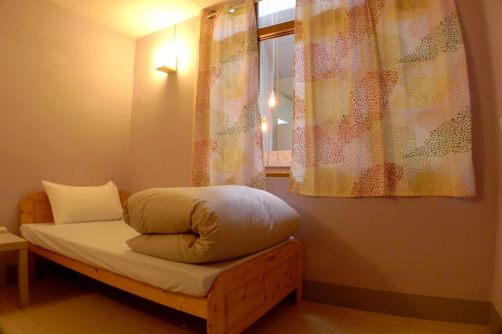 Twin Room, Shared Bathroom photo 2