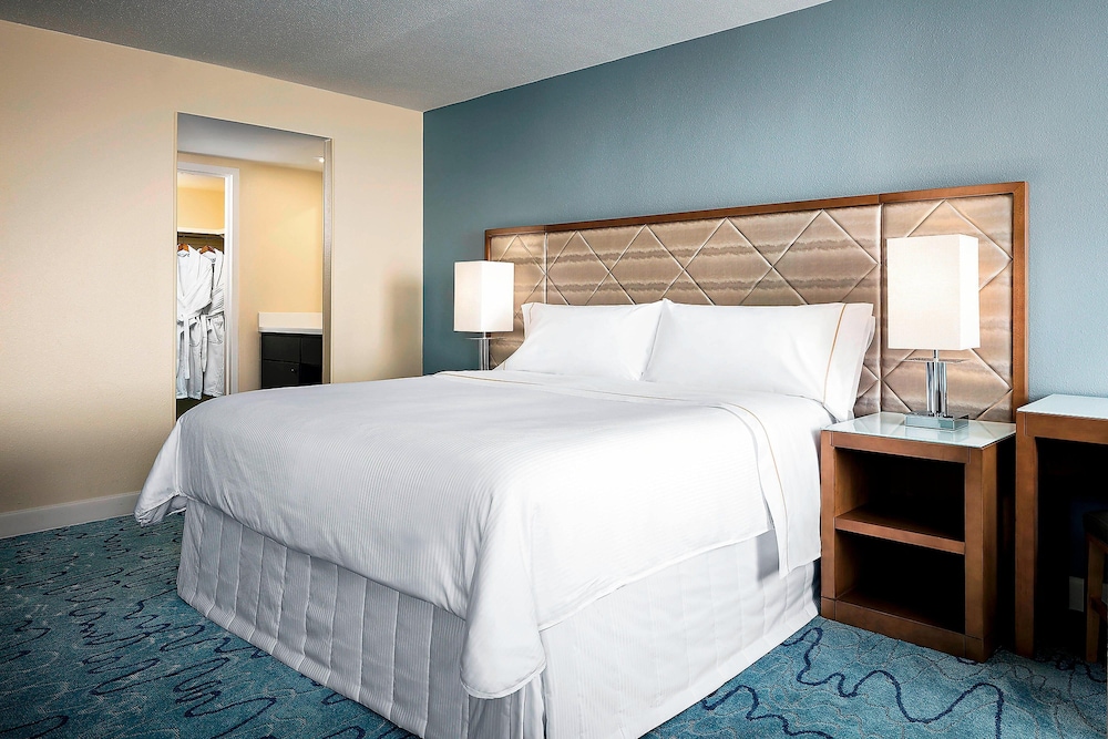 Deluxe Room, 1 King Bed with Sofa bed, Resort View (Balcony) - Photo 5