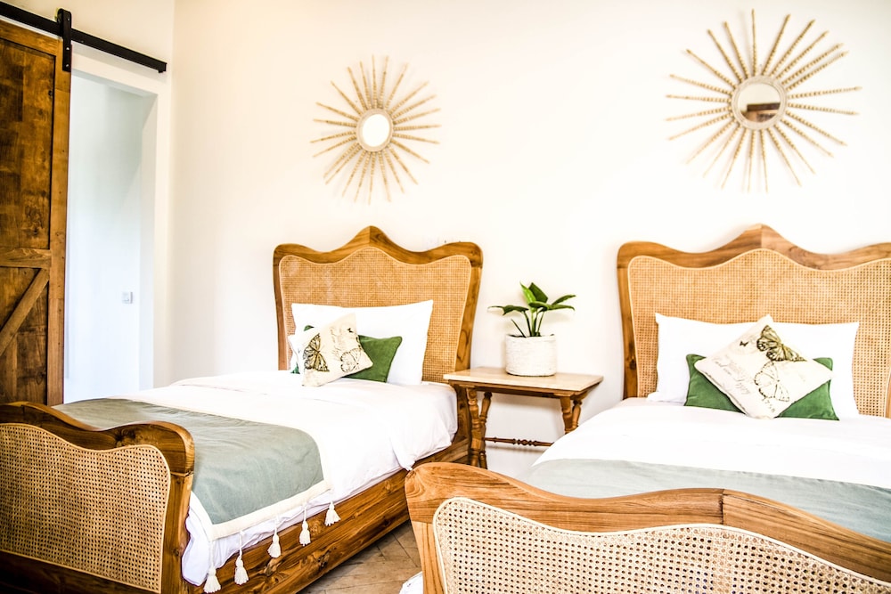 Superior Suite, 1 King Bed, Beach View photo 1
