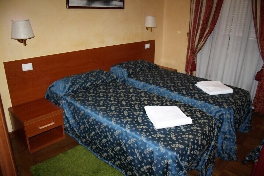 Standard Twin Room, Private Bathroom