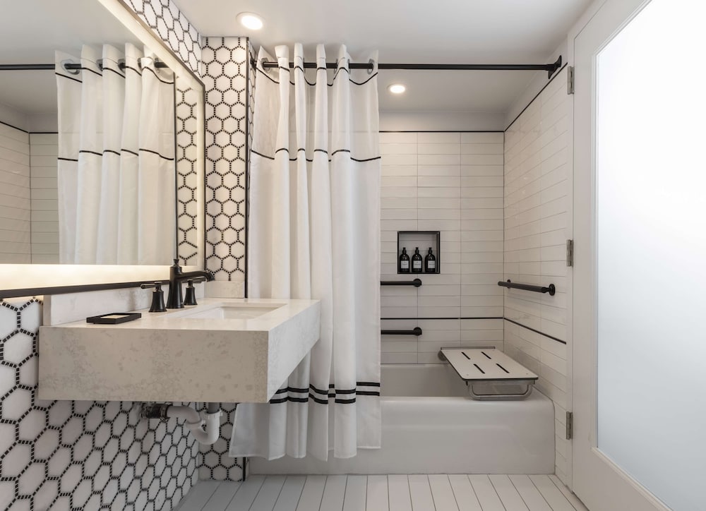 Room, 1 King Bed, Accessible, Bathtub (Mobility) - Photo 4