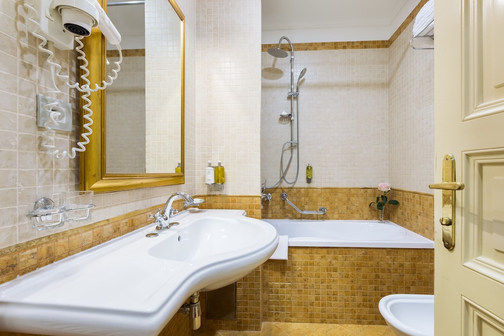 Superior Triple Room thumbnail 5