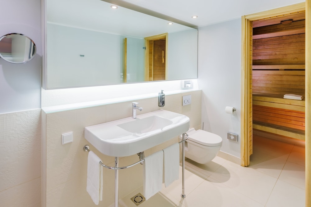 Premium Room, 1 Double Bed with Sofa bed, Sauna (Newly Designed) - Photo 3