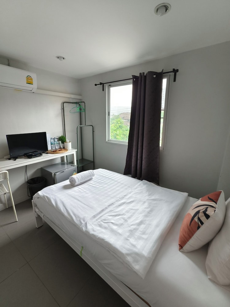 Double or Twin Room, Non Smoking, Corner photo 3