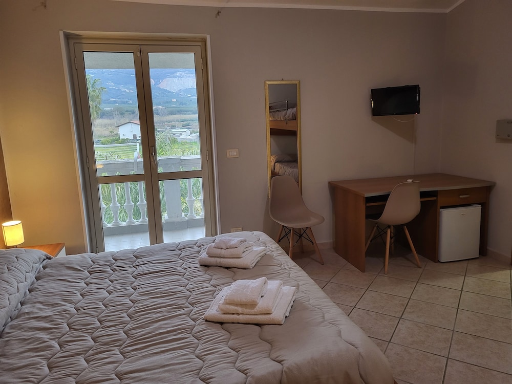 Deluxe Quadruple Room, Ensuite photo 3