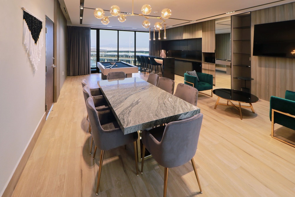 Suite, 1 Bedroom (Living Dining Meeting) - Photo 1