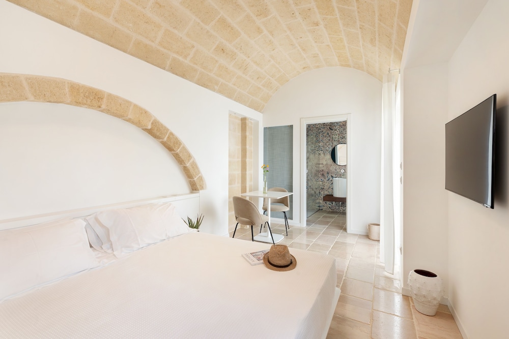 Superior Room, 1 King Bed, Private Pool, Garden View