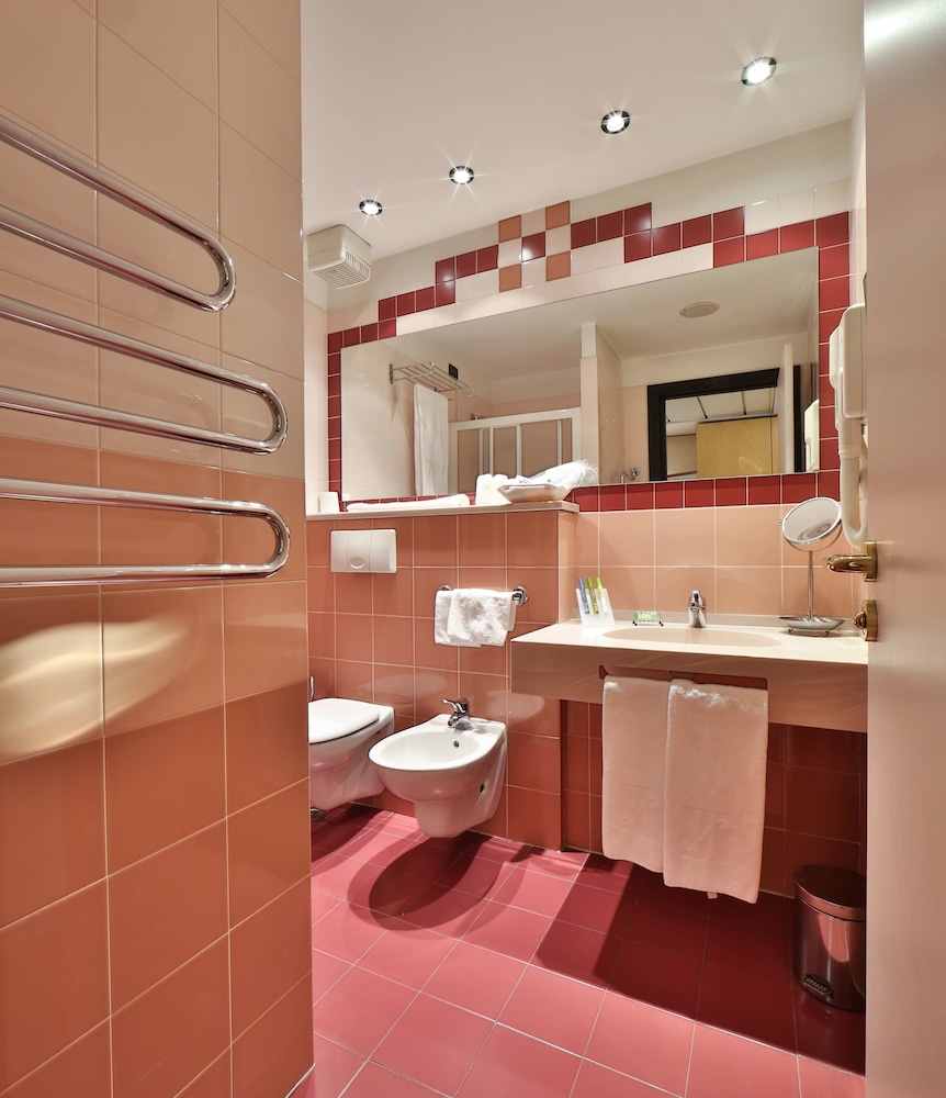 Standard Triple Room, 1 King Bed - Photo 11