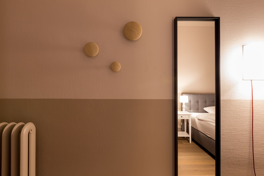 Basic Double Room, 1 Queen Bed, Non Smoking photo 3