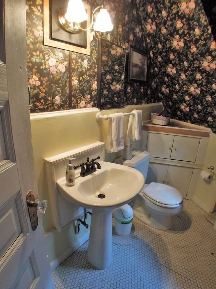 Corner Room, 1 Queen Bed (Purple Room) photo 2