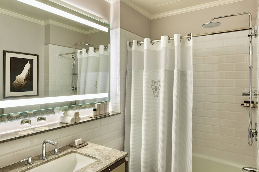Superior Room, 1 King Bed (Hearing Accessible) - Photo 5