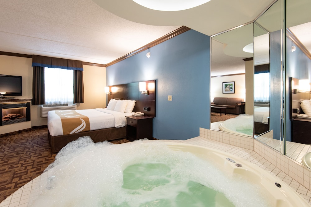 Jacuzzi-Fireplace Suite, 1 King Bed, Non-smoking