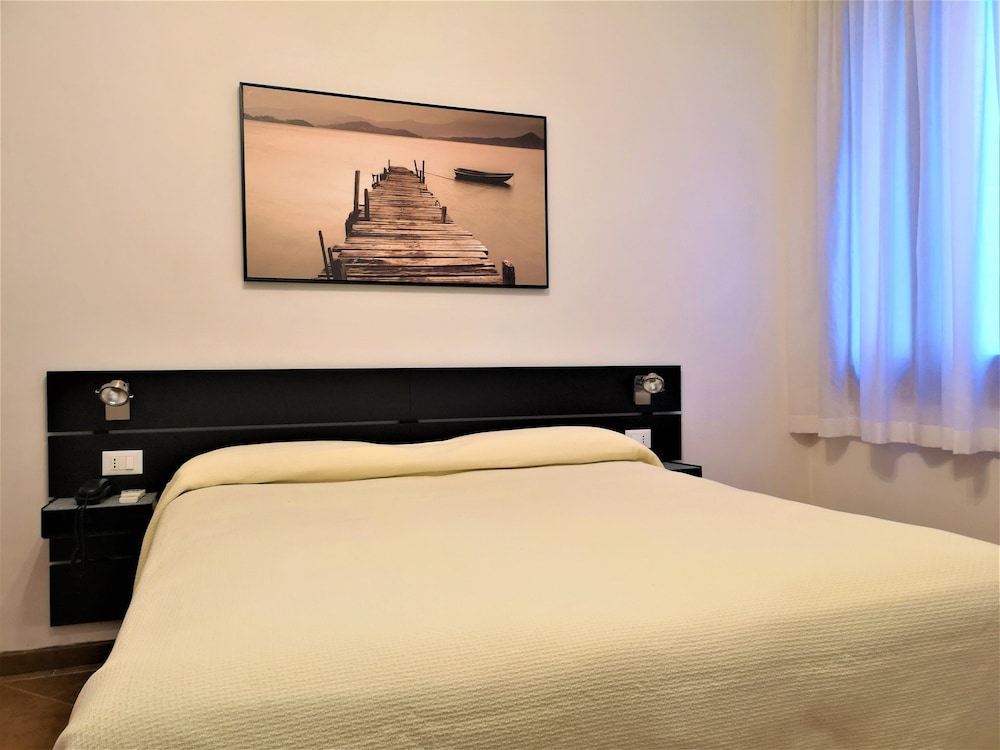 Standard Double or Twin Room, Ensuite photo 3
