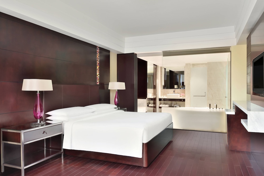 Club Suite, 1 King Bed - Photo 6
