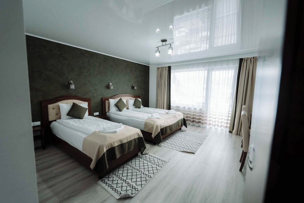 Room, Multiple Beds, Balcony, Mountain View photo 3
