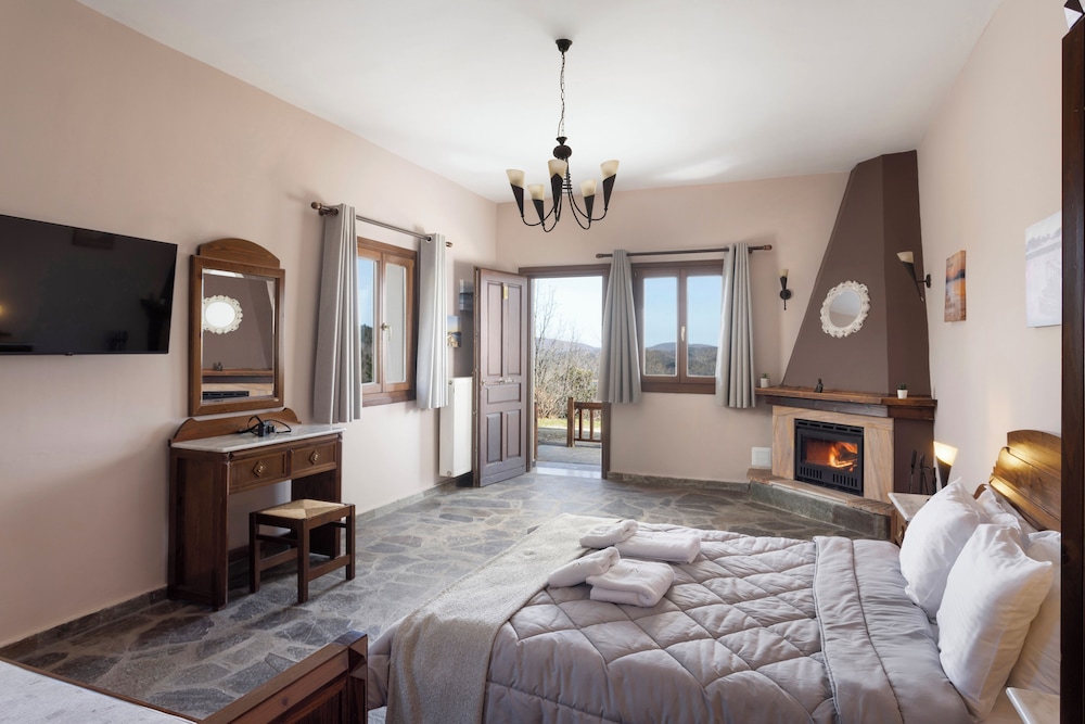 Standard Studio, Balcony, Lake View photo 1
