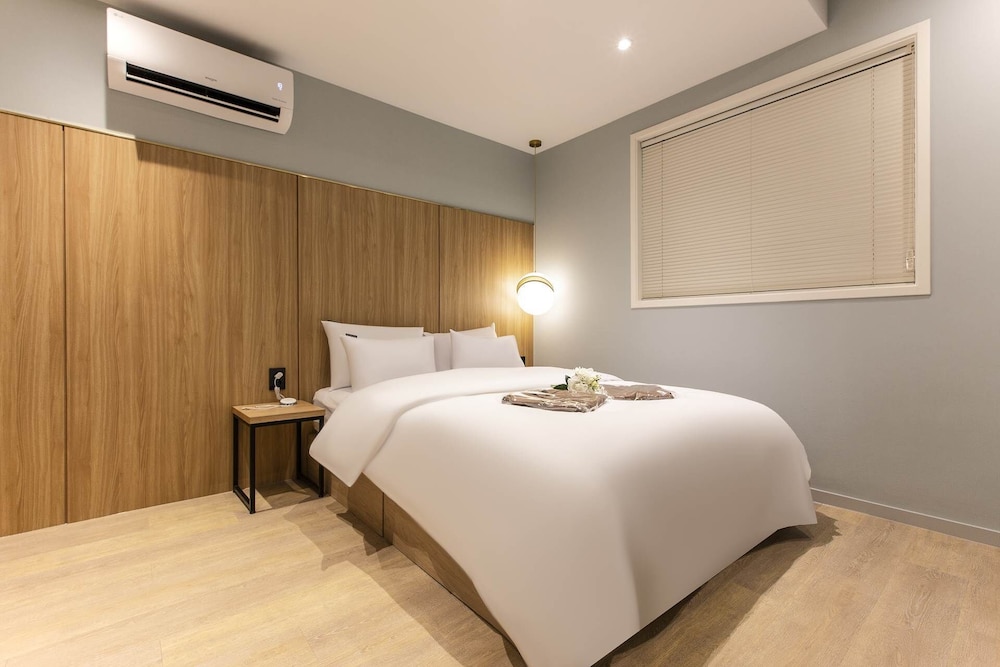 Deluxe Room - Photo 5