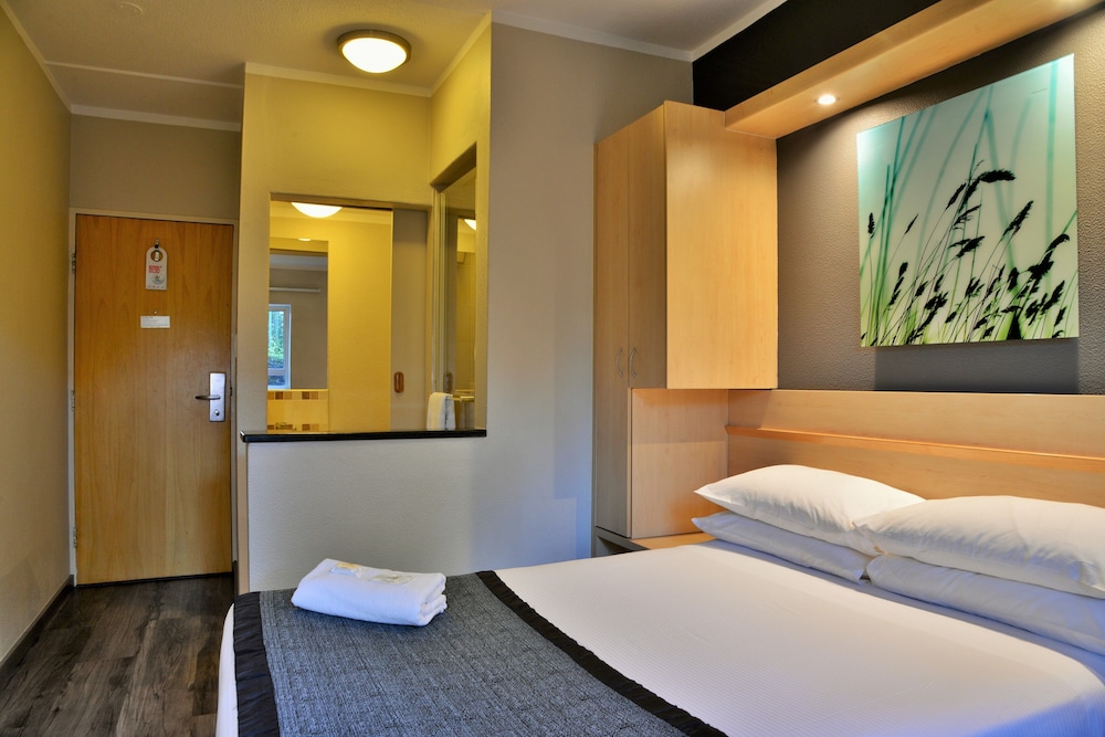 Double Room, Smoking