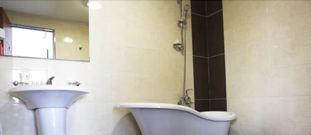 Royal Suite (for 3, 1 Double Bed&1 Single Bed) photo 2