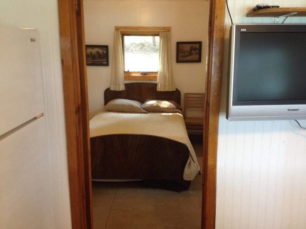 Panoramic Cabin, 2 Bedrooms, Kitchen, Lake View (Willow) photo 3