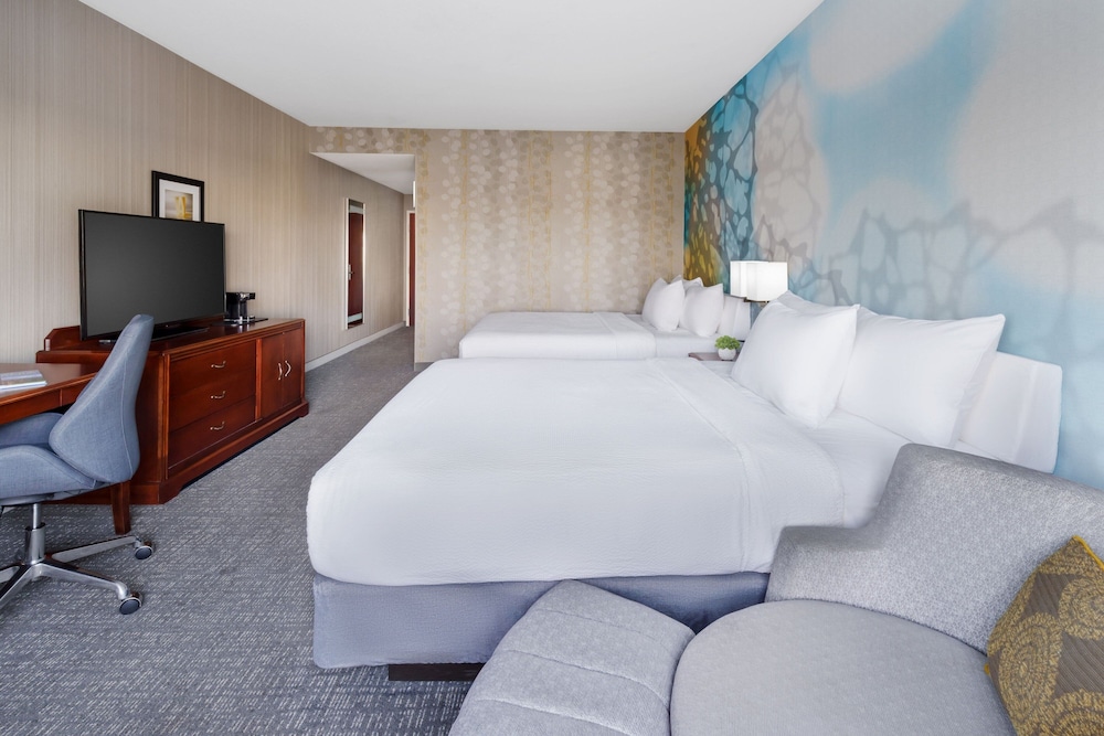 Room, 2 Queen Beds (Mobility/Hearing Accessible, Tub) - Photo 2