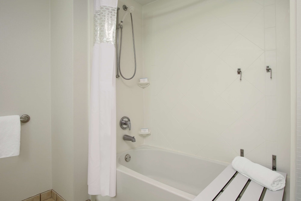 Room, 2 Queen Beds, Accessible, Non Smoking - Photo 4