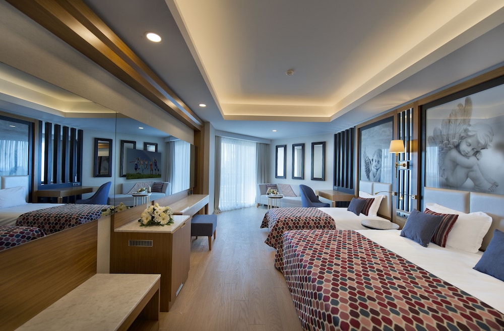 Standard Double or Twin Room, Partial Sea View