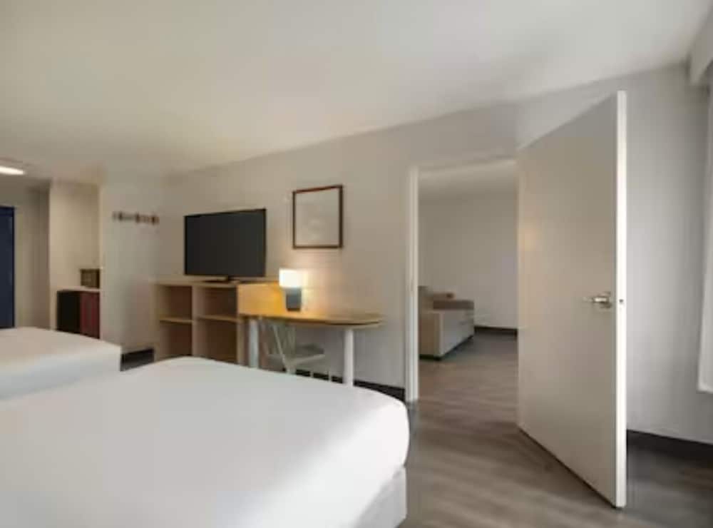 Suite, 2 Queen Beds - Photo 1