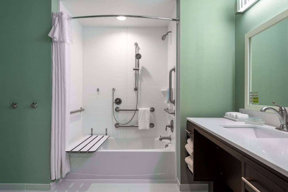Suite, 1 King Bed, Accessible, Bathtub