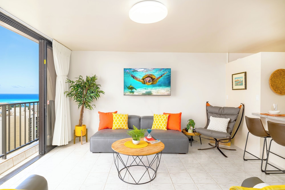 Diamond Head and Ocean views with King Bed and Parking: Romantic Suite, 1 Bedroom, Balcony, Ocean View (0108) photo