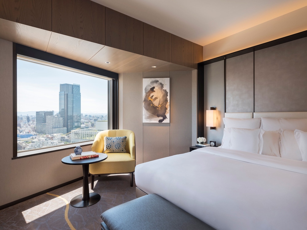 Suite, 1 King Bed, Club Lounge Access (Tori)