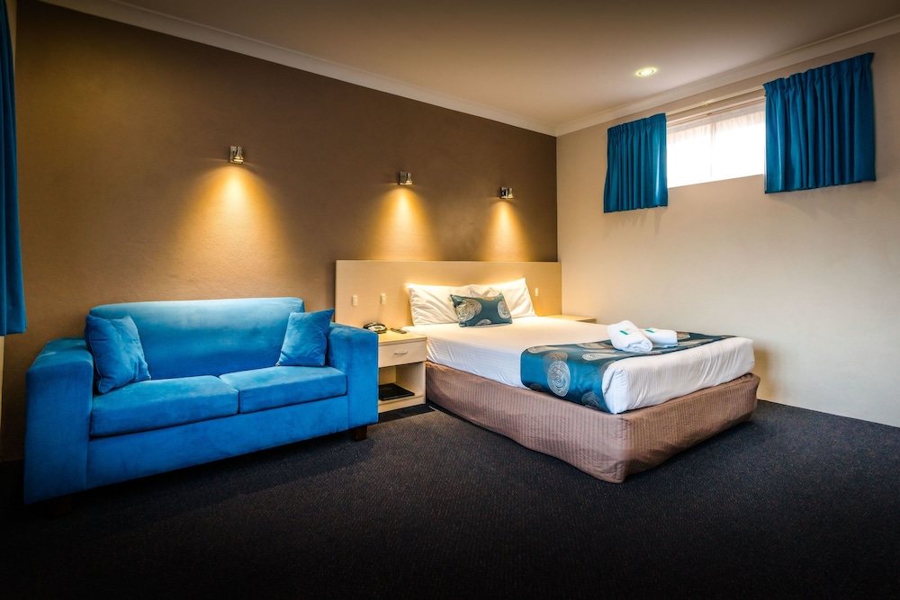 Deluxe Room, 1 Queen Bed photo 2