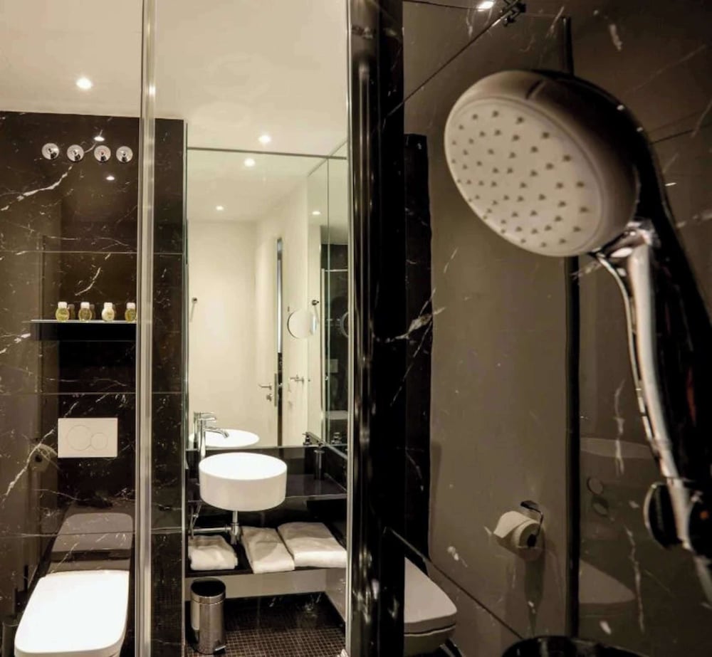 Standard Room, 1 King Bed, City View (Converts to 2 Twin Beds;WalkIn Shower) - Photo 2