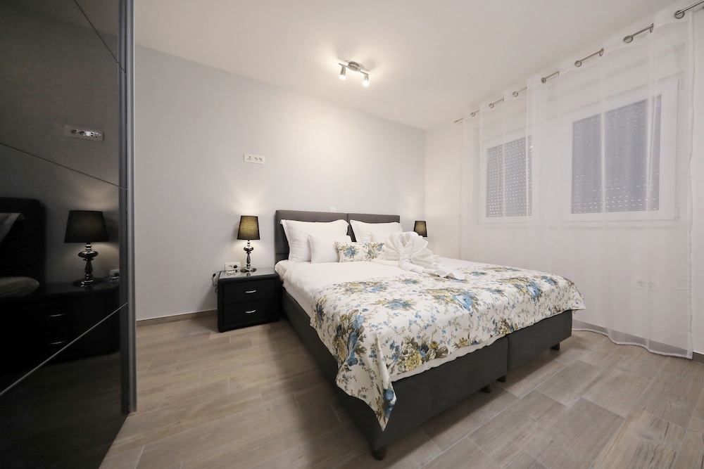 Premium Two Bedroom Apartment with City View photo 2