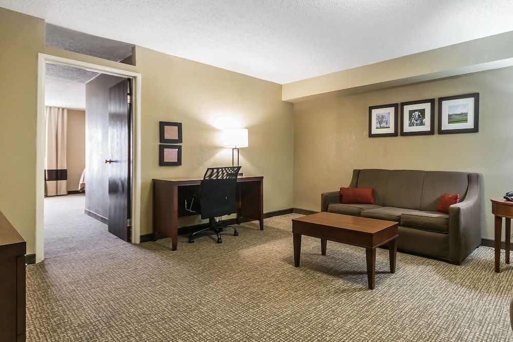 Suite, Multiple Beds, Non Smoking - Photo 3