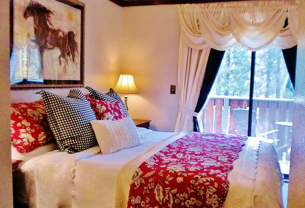 Deluxe Room, 1 King Bed, Non Smoking, Partial Lake View photo 3