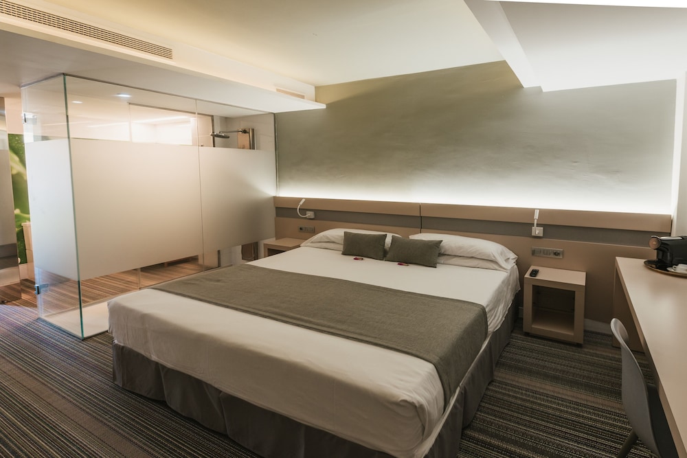 Suite, Terrace (and Jacuzzi) thumbnail 6