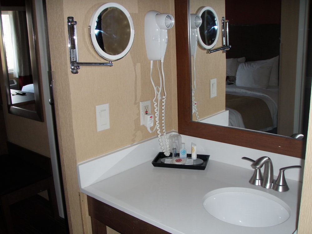 Suite 2 Queen Beds, Sitting Area, Sofa, Wet Bar, Balcony, Non-Smoking - Photo 6