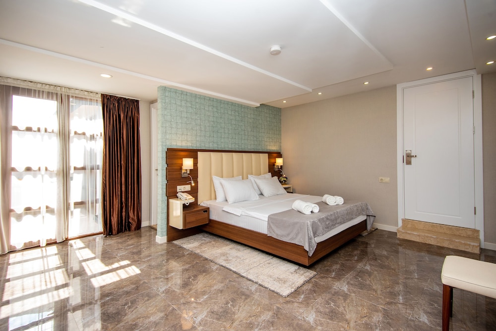 Studio Apartment with Terrace photo 3