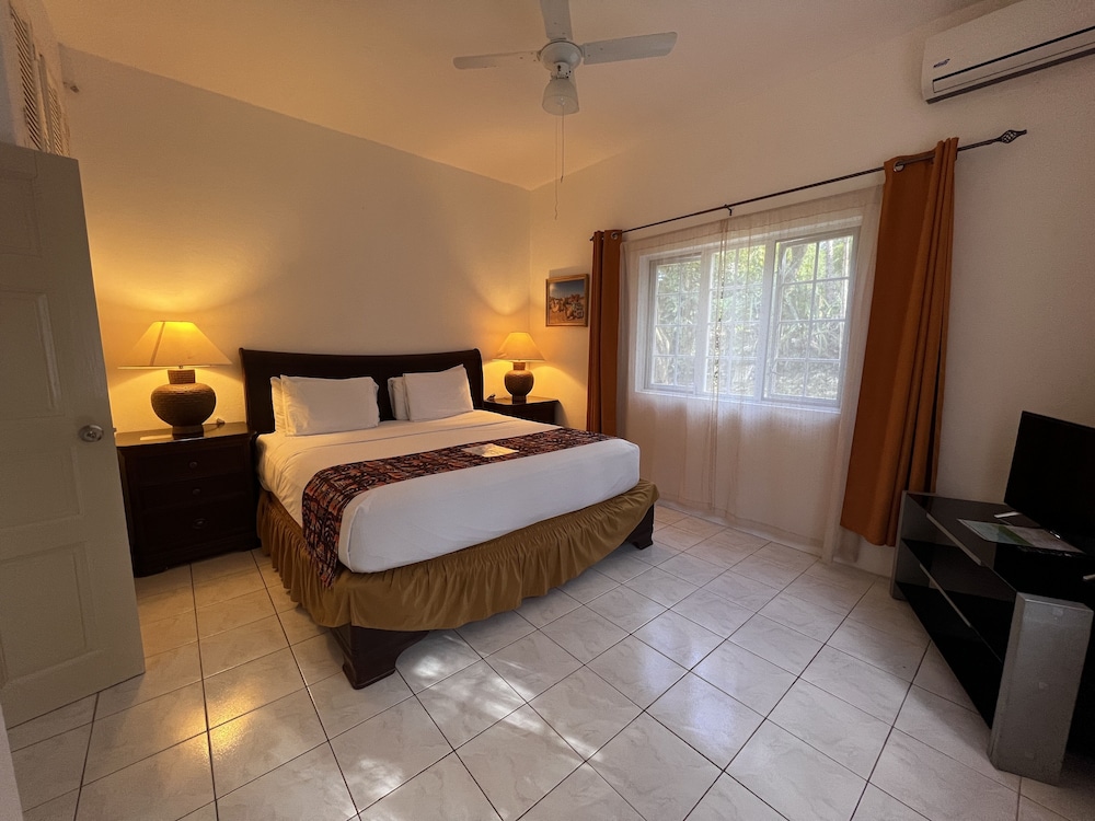 Superior Room, 1 King Bed, Garden View, Ground Floor