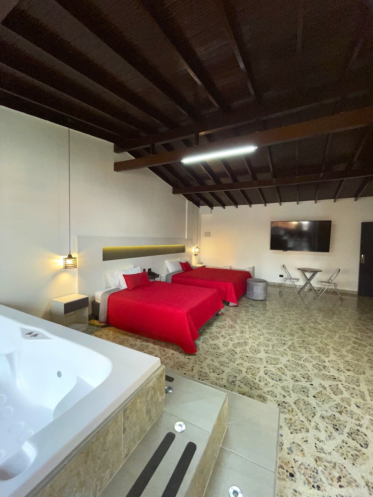 Luxury Suite, Hot Tub photo 2