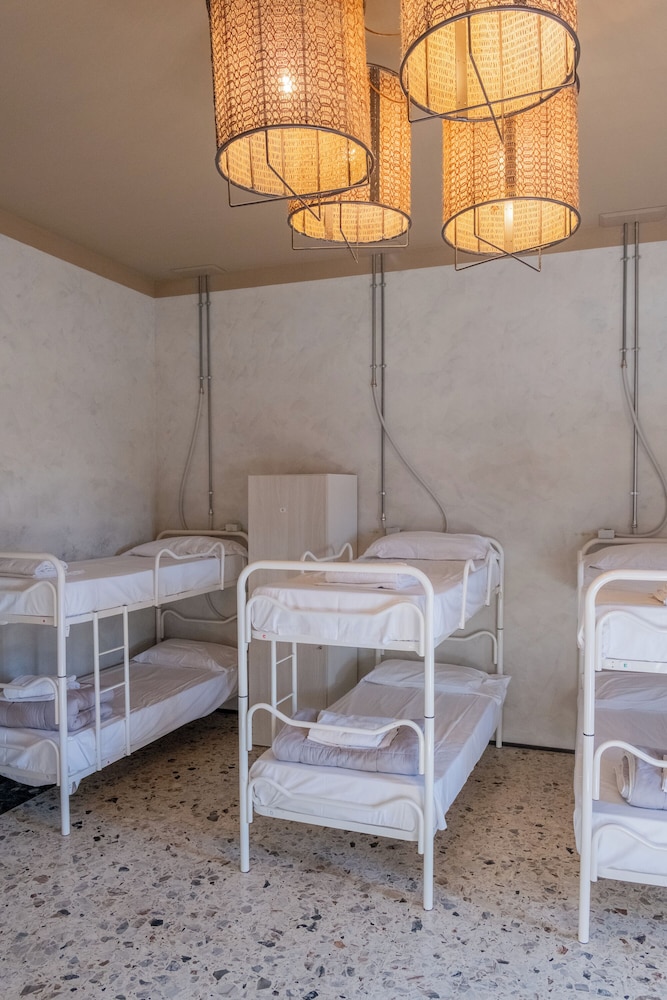 Basic Dormitory, Women Only, Shared Bathroom (6 People) photo 2