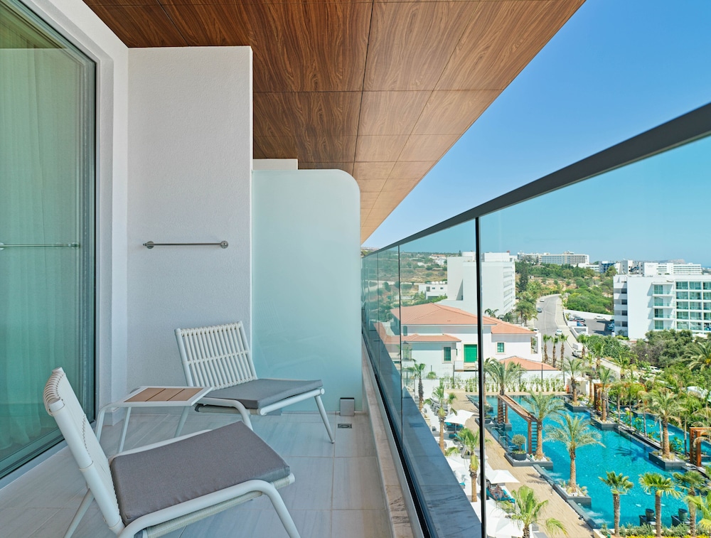 Junior Suite, Pool View - Photo 14