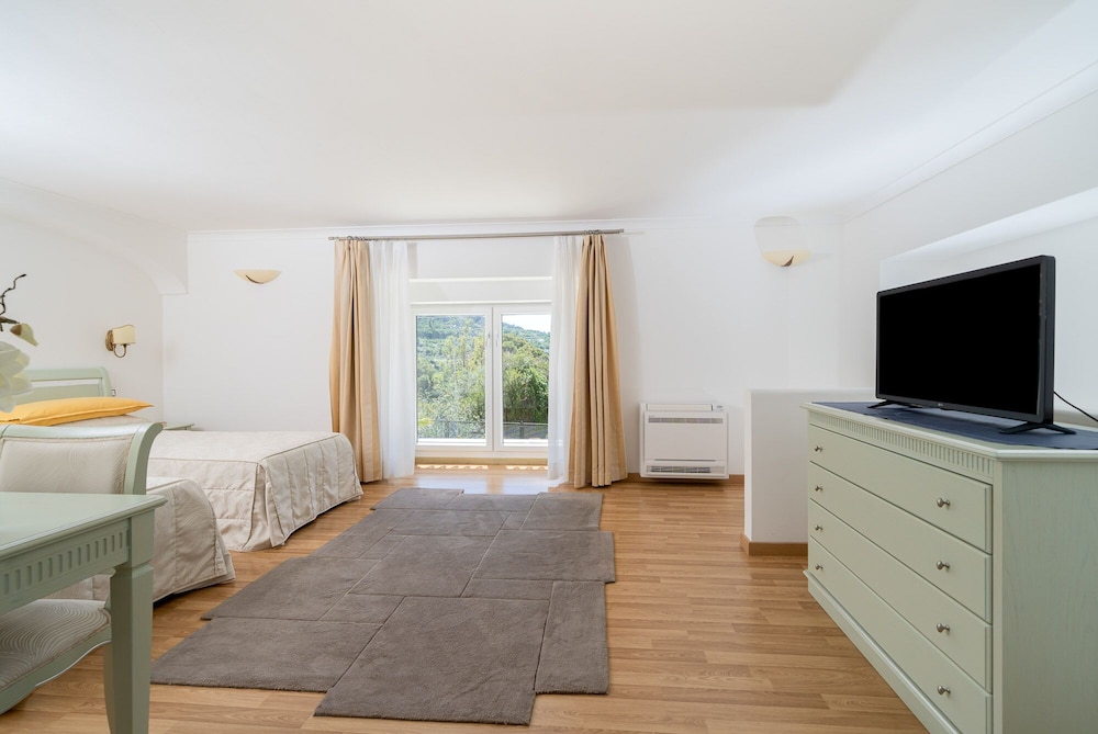Junior Suite, Partial Sea View - Photo 2