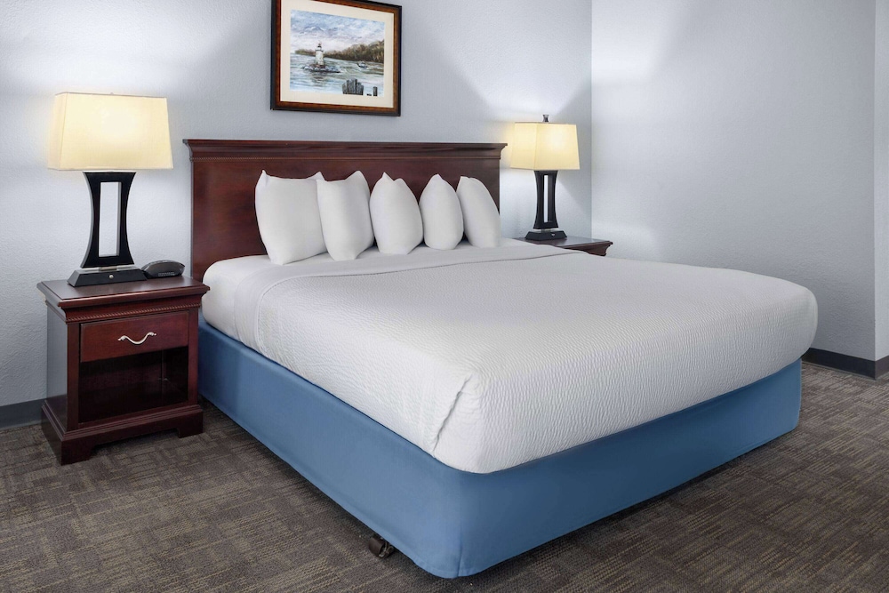 1 King Bed, Non-Smoking - Photo 1