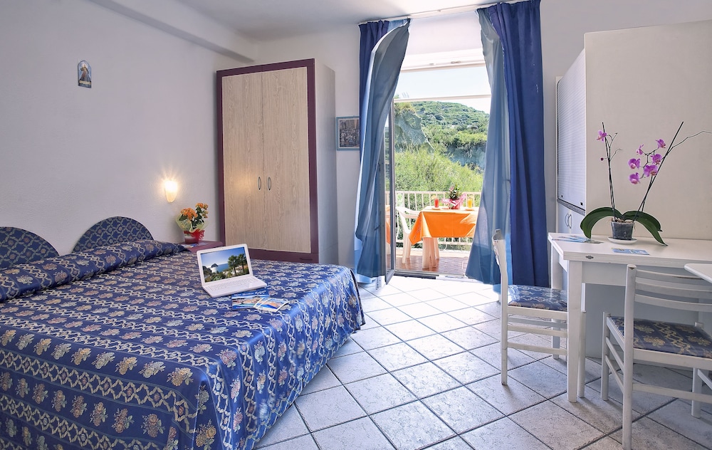 Double Room, Partial Sea View, Ground Floor