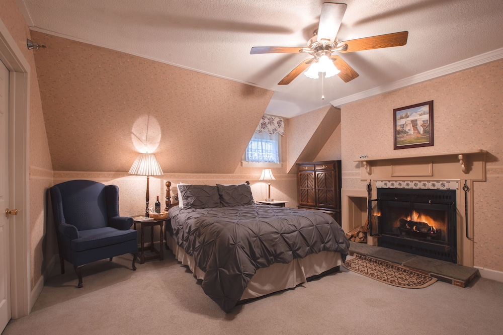 Deluxe Room, 1 Queen Bed, Fireplace, Mountainside photo 1